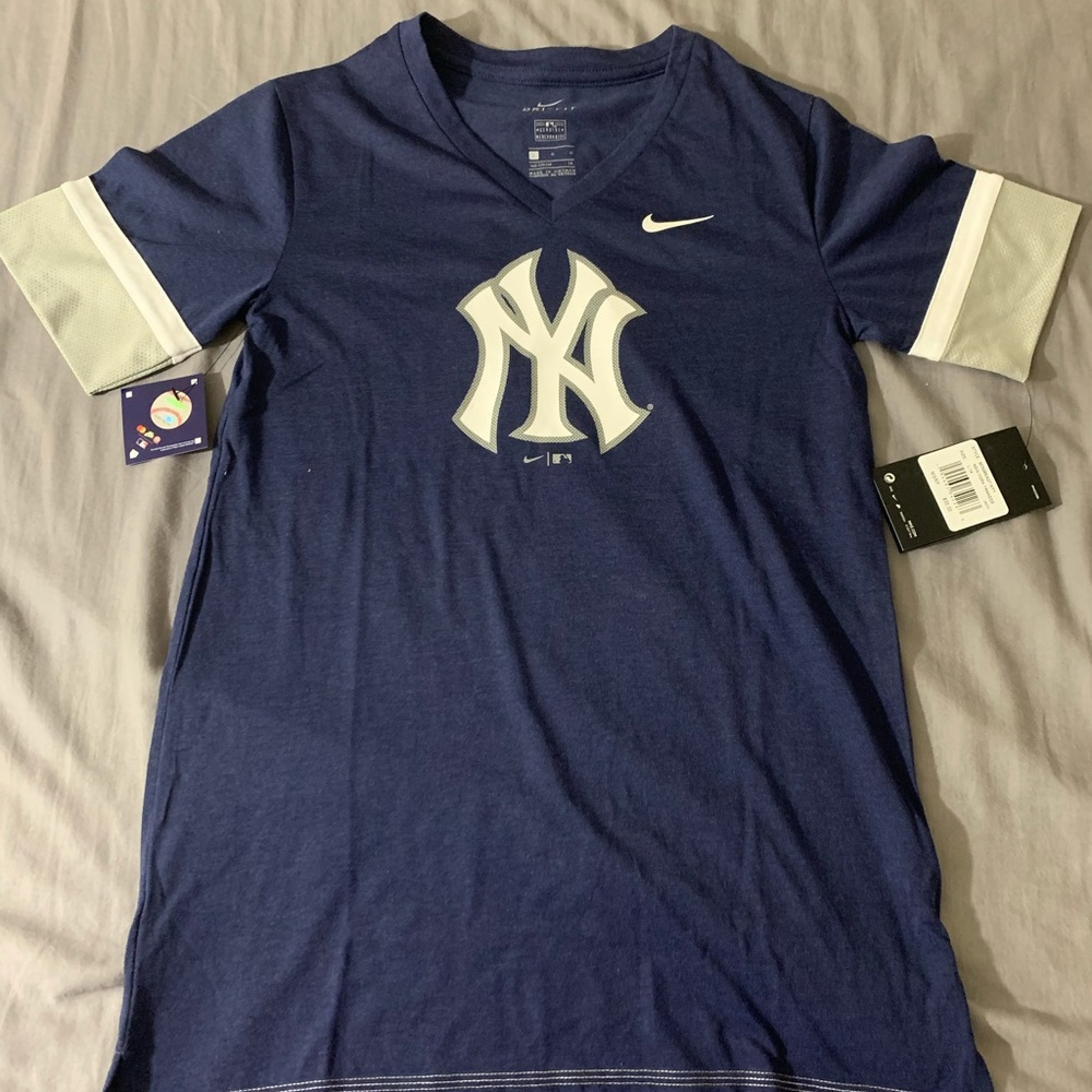 NIKE New York Yankees women’s NWT t-shirt size L